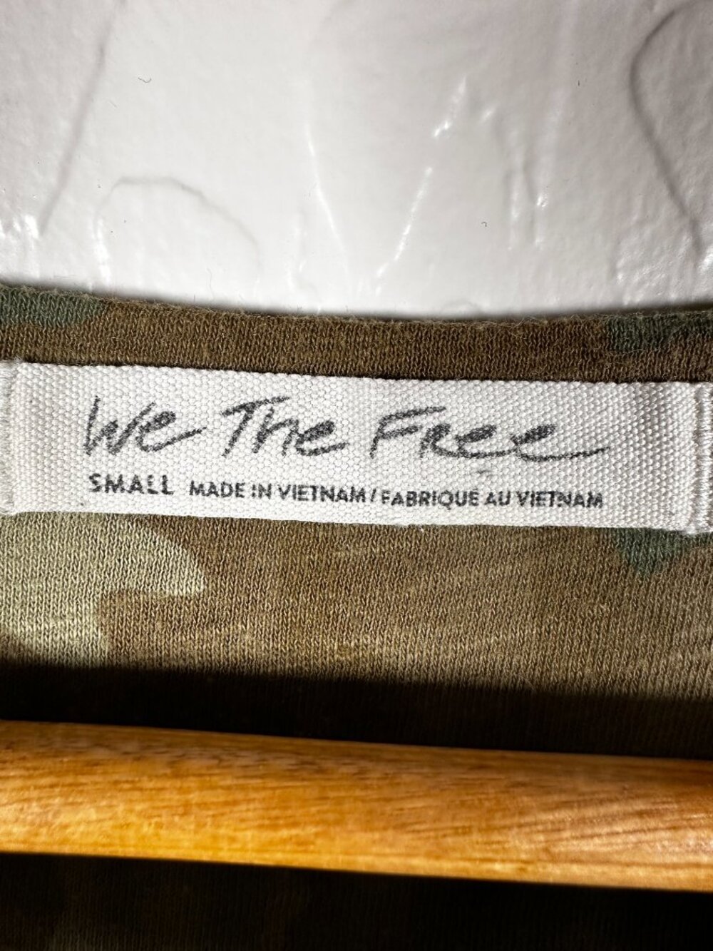Free People We The Free Camo Tee Blue Bandana Sleeve T-Shirt Small - Picture 4 of 7